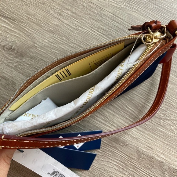 NWT DOONEY & BOURKE MLB NEW YORK YANKEES WRISTLET SHOULDER BAG - Picture 5 of 9